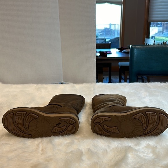 UGGs dark brown boot with a metal UGG Australia on back of boot size US 5 - Picture 9 of 14